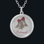 Colar da Festa de casamento de Silver Bell<br><div class="desc">O colar apresenta uma ilustração original de um par de sinos de casamento prateados,  com BRIDESMAID em uma fonte bonito de burgundy. Um presente de festa de casamento excelente!</div>