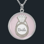 Colar de BRIDE de Casamento de Diamante Rosa, Cola<br><div class="desc">O colar apresenta uma ilustração original de um anel de diamante em um fundo rosa pálido,  com BRIDE em uma fonte de cinza divertida. Excelente para casamentos,  chás de panela e noivados!</div>