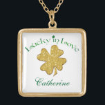 Colar de Camarões Dourados brancos verdes<br><div class="desc">Este moderno colar de camarões verde, branco e dourado "Lucky in Love" tem uma falsa pedra de ouro (IMPRESSA) que combina com o irlandês, celta ou Rua. O convite de casamento de Patrick é mostrado abaixo. Ele tem um ponto para você personalizar com seu nome, iniciais ou outro texto. Seria...</div>