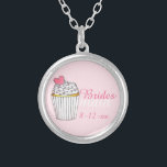 Colar de Cupcake de Bridesmaid Rosa, Colar de Pres<br><div class="desc">O colar apresenta uma ilustração original de um cupcake de fosco em um fundo rosa pálido e BRIDESMAID em uma fonte rosa divertida. Simplesmente personalize com a data do evento. Um presente perfeito para suas damas de honra!</div>