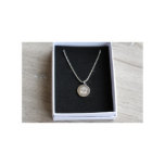 Colar de Disco Monograma<br><div class="desc">Nossos colares de monograma personalizados fazem os presentes perfeitos para qualquer mulher em sua vida. Nossos colares monogramas são ideais para dons de damas de honra, presentes de dia de as mães, presente de aniversário, aniversários, presentes de graduação, presentes para netas, presentes para avós, presentes para avós e muito mais!...</div>