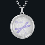 Colar de Dragonfly Roxo<br><div class="desc">Personalize um presente único para as suas damas de honra com um Colar de Dragonfly Roxo. O design do colar apresenta uma libélula vibrante contra uma videira floral elegante e cinza úmida. Personalize com o nome da dama de honra para uma lembrança carinhosa do seu grande dia. Material adicional disponível...</div>