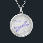 Colar de Dragonfly Roxo<br><div class="desc">Personalize um presente único para as suas damas de honra com um Colar de Dragonfly Roxo. O design do colar apresenta uma libélula vibrante contra uma videira floral elegante e cinza úmida. Personalize com o nome da dama de honra para uma lembrança carinhosa do seu grande dia. Material adicional disponível...</div>