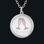 Colar de Festa de casamento de Champanhe Rosa de B<br><div class="desc">O colar apresenta uma ilustração original de dois copos de champanhe rosa borbulhante,  com BRIDESMAID em fonte divertida. Uma dama de excelente/festa noiva!</div>