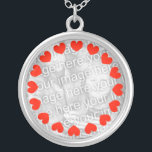 Colar de fotos personalizado | Adicionar a imagem<br><div class="desc">Colar de fotos personalizado com corações vermelhos em círculo redondo | Adicionar imagem. Design personalizável com sua imagem. Ideia de presente adorável para mulheres como namorada de esposa etc. design personalizada.</div>