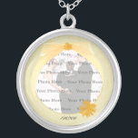 Colar de Fotos Silver Redonda de Flor Amarelo<br><div class="desc">Personalize este bonito colar para ter como favores de casamento na sua recepção de casamento ou para ter um como lembrança do seu dia especial. Este colar é também o presente perfeito para a noiva do chá de panela. Personalize adicionando sua foto e alterando o texto nos campos fornecidos. Você...</div>