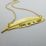 Colar de Penas Esmagadas À Mão<br><div class="desc">Este design original apresenta um pingente de penas muito detalhado, estampado com as palavras "livre como pássaro" e pendura de uma delicada cadeia de alta qualidade. Cada letra é carimbada individualmente por mim, uma de cada vez, para que o alinhamento de caracteres, espaçamento e profundidade da impressão varie de peça...</div>