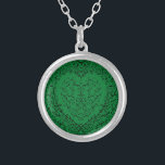 Colar de Prata do Coração Gótica Verde e Preto 1<br><div class="desc">Nossos Lindos Pescoços Góticos De Silver Coração Verde E Preto 1 São Escuros,  Mas Adoráveis Com Nossa Design De Rolagem Artística. Eles São Projetados Em Uma Coleção De Vários Itens Para Que Todo O Seu Casamento Possa Ser Coordenado Com O Mesmo Estilo!</div>