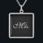 Colar De Prata Esterlina A Sra. Wife Noteou A Sua Nova Semana<br><div class="desc">Um monograma clássico para o Sr. e a Sra. para os recém-casados, casal-mãe ou namorado. Uma ideia perfeita de presente de última hora. O Sr. e a Sra. Marido Esposaram o Seu Recém-Feriado num presente personalizado para vestir ou partilhar. Use o link "Mensagem" para entrar em contato conosco com suas...</div>
