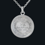 Colar De Prata Esterlina Aniversário de Casamento de 25 do Coração Sparkle<br><div class="desc">Belo design de prata ornamentado sobre cintilação cintilante impressão de prata neste romântico colar de prata esterlina celebrando seu marco vinte e cinco anos de casamento. O texto está pronto para você personalizar com seus nomes e datas.</div>