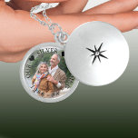 Colar De Prata Esterlina Ano Personalizado e Foto do Aniversário do Casamen<br><div class="desc">Foco de fotos elegante para seu aniversário de casamento de 25 - ou você pode editar o texto para se adequar a qualquer ocasião. A modelo está configurada para que você adicione sua própria foto, que será exibida com uma camada de borda semitransparente para que o texto fique parado. A...</div>