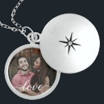 Colar De Prata Esterlina Bloqueio personalizado de fotos "Memórias em casca<br><div class="desc">Dê um presente que será precioso para sempre com o Bloqueio de Fotos Personalizado "Memórias Encascadas". Este bonito cacifo é um eterno de joias que permite personalizá-lo com sua foto favorita juntos, criando um saquinho cheio de amor e memórias. A palavra "Amor" é elegantemente escrita num estilo moderno e gracioso,...</div>