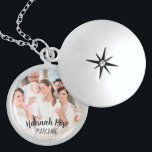 Colar De Prata Esterlina Christening Name e Photo Locket Necklace<br><div class="desc">Um armário especial de prata com foto personalizada para o bebê, escrito com o nome do bebê e perfeito como presente batizante ou batismo. A modelo está pronta para você adicionar sua própria foto de sua família, seu bebê e padrinhos ou apenas uma foto do bebê, por exemplo. Se tiver...</div>