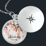 Colar De Prata Esterlina Christening Name e Photo Locket Necklace<br><div class="desc">Um armário especial de prata com foto personalizada para o bebê, escrito com o nome do bebê e perfeito como presente batizante ou batismo. A modelo está pronta para você adicionar sua própria foto de sua família, seu bebê e padrinhos ou apenas uma foto do bebê, por exemplo. Se tiver...</div>