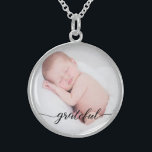 Colar De Prata Esterlina Costume, foto do bebê, roteiro "grato"<br><div class="desc">Ajuste uma foto favorita de seu bebê dentro deste pendente. A palavra "grata" em um roteiro elegante é colocada na parte inferior para lembrar o desta palavra especial e a criança amada. Um presente maravilhoso.</div>