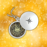 Colar De Prata Esterlina Dourado e preto - MÃE - MULHER | Prata estéril<br><div class="desc">Padrão negro e dourado impressionante num colar de cápsula de prata estéril,  monograma com MOM e WOW como reflexo da MOM para o Dia de as mães.</div>