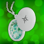 Colar De Prata Esterlina Elegante Dandelion Monograma Verde e Branco |<br><div class="desc">Agradeça as suas memórias com este soquete elegante de prata redonda, adornada, adornada com um belo design de dandelion verde e branco e o sentido monograma "Livre como o vento." Esta peça elegante não serve apenas como acessório de na moda, mas também mantém suas fotos queridas perto de seu coração....</div>