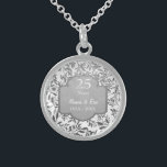 Colar De Prata Esterlina Folgas do 25 de Silver Aniversário<br><div class="desc">Adorável colar de 25 de Casamento de prata com folhas elegantes de borda floral de prata em fundo branco. A faixa de cinzas prateada com texto diz 25 Anos. A área de texto mais baixa está pronta para ser personalizada por você com nomes e informações de ano.</div>