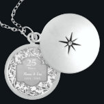 Colar De Prata Esterlina Folgas do 25 de Silver Aniversário<br><div class="desc">Adorável colar de 25 de Casamento de prata com folhas elegantes de borda floral de prata em fundo branco. A faixa de cinzas prateada com texto diz 25 Anos. A área de texto mais baixa está pronta para ser personalizada por você com nomes e informações de ano.</div>