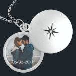 Colar De Prata Esterlina Foto personalizada do Casal com data<br><div class="desc">Este medalhão permite personalizá-lo com uma foto e com uma data. Para alterar o estilo de fonte,  use a ferramenta personalizar mais,  avise-me se você precisa de ajuda. Um presente de aniversário maravilhoso.</div>