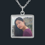 Colar De Prata Esterlina Fotografia personalizada em negrito simples<br><div class="desc">Mantenha seus entes queridos perto do seu coração com este incrível colar personalizado de fotos de cor prata. Este colar vem em pequenos e médios tamanhos assim como em formas quadradas e circulares. Você pode pedir este colar na sua escolha de esterlina prata, prata prateada ou metais de acabamento de...</div>