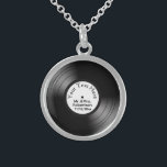 Colar De Prata Esterlina Gravar Nomes de Álbum Data Favor de Casamento<br><div class="desc">aparência divertida do excelente com um álbum de 33 velocidades com texto que você pode mudar</div>