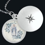 Colar De Prata Esterlina Laço floral azul da Virgem Maria | de |Madonna |<br><div class="desc">Esta é uma imagem bonita da Virgem Maria abençoada de Madonna,  nossa senhora da benevolência com flores azuis em cada lado e em um fundo branco do laço.</div>