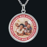 Colar De Prata Esterlina Mãe Incrível Desde 20XX Foto Simples Moderna<br><div class="desc">Este design simples e moderno é composto por tipografia de serifa e adiciona uma foto personalizada. Mãe incrível Desde 20XX circula a foto de sua mãe,  mãe,  mãe,  mãe etc. Este é um presente perfeito para sua mãe no aniversário,  dia de as mães,  natal,  etc.</div>