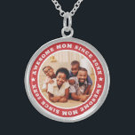 Colar De Prata Esterlina Mãe Incrível Desde 20XX Foto Simples Moderna<br><div class="desc">Este design simples e moderno é composto por tipografia de serifa e adiciona uma foto personalizada. Mãe incrível Desde 20XX circula a foto de sua mãe,  mãe,  mãe,  mãe etc. Este é um presente perfeito para sua mãe no aniversário,  dia de as mães,  natal,  etc.</div>
