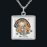 Colar De Prata Esterlina Menina Personalizada da Sereia Cura Escandinava<br><div class="desc">Sereia adorável com peixes,  arco-íris e estrelas no tema escandinavo. Altere o nome e a fonte do seu filho facilmente sob o botão "Personalizado". Faça check-out de todos os produtos correspondentes na minha loja!</div>