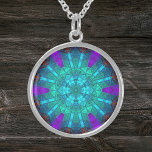 Colar De Prata Esterlina Mosaico Caleidoscópio Flor Azul Roxo e Vermelho<br><div class="desc">Este design de caleidoscópio mosaico apresenta azulejos azuis,  roxos e vermelhos brilhantes. Um design geométrico vívido inspirado por fractais,  mandalas e mosaicos de vidro manchados. Pegue esta design de triquete bonita agora e adicione algumas cores brilhantes à sua vida!</div>