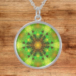 Colar De Prata Esterlina Mosaico Caleidoscópio Flor Verde e Laranja<br><div class="desc">Este design de caleidoscópio mosaico apresenta azulejos verdes e laranja brilhantes. Um design geométrico vívido inspirado por fractais,  mandalas e mosaicos de vidro manchados. Pegue esta design de triquete bonita agora e adicione algumas cores brilhantes à sua vida!</div>