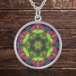 Colar De Prata Esterlina Mosaico Caleidoscópio Flor Verde Rosa e Roxo<br><div class="desc">Este design de caleidoscópio mosaico apresenta azulejos verdes,  roxos e rosa brilhantes. Um design geométrico vívido inspirado por fractais,  mandalas e mosaicos de vidro manchados. Pegue esta design de triquete bonita agora e adicione algumas cores brilhantes à sua vida!</div>