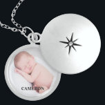 Colar De Prata Esterlina Personalizado Nome Personalizado de Fotografia do<br><div class="desc">Perfeito para a nova mãe,  personalize este medalhão com a foto e o nome do recém-nascido. Um presente de dia de as mães elegante e bonito,  maravilhoso ou seu aniversário. Uma querida manutenção do bebê.</div>