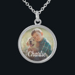 Colar De Prata Esterlina Pet Dog de foto personalizada e nome monograma<br><div class="desc">Mantenha seu membro peludo perto do seu coração com este belo colar de manutenção de fotos. Disponível em prata prateada, placa de ouro ou acabamentos prateados em libra esterlina. Concebido para honrar um querido cão, gato ou outro animal de estimação. Apresenta uma design de fotografia com uma camada personalizada de...</div>
