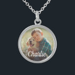Colar De Prata Esterlina Pet Dog de foto personalizada e nome monograma<br><div class="desc">Mantenha seu membro peludo perto do seu coração com este belo colar de manutenção de fotos. Disponível em prata prateada, placa de ouro ou acabamentos prateados em libra esterlina. Concebido para honrar um querido cão, gato ou outro animal de estimação. Apresenta uma design de fotografia com uma camada personalizada de...</div>