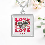Colar De Prata Esterlina Presente Exclusivo Do dia de os namorados Para Fot<br><div class="desc">Colar de dia de os namorados que fará um presente exclusivo para o seu namorada. Design com dentro de fotografia personalizada,  a palavra amor e espaço para adicionar suas iniciais.</div>