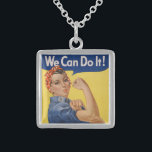 Colar De Prata Esterlina Rosie the Riveter: Forte Empoderamento feminino<br><div class="desc">Rosie the Riveter, um símbolo do empoderamento feminino, surgiu durante a Segunda Guerra Mundial quando milhões de mulheres entraram no mercado de trabalho para apoiar o esforço de guerra. Estas mulheres, muitas vezes referidas como "Rosies", assumiram empregos tradicionalmente dominados por homens em fábricas e estaleiros, comprovando a sua capacidade e...</div>