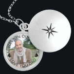 Colar De Prata Esterlina Sempre em nossos Corações Foto Personalizada<br><div class="desc">Foco de fotos elegante para manter um ente querido perdido perto. O modelo está configurado para que você adicione sua própria foto e você também pode editar todo o texto, se desejar. O texto fica em uma camada de borda semitransparente, acima de sua foto. A amostra de texto diz "sempre...</div>