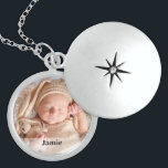 Colar De Prata Esterlina Sobreposição de Nome de Foto do Bebê Personalizado<br><div class="desc">Crie uma proteção de eterno para uma nova mãe com o nosso Bloqueio de Foto Personalizável de Recém-Nascidos. Este medalhão não é apenas uma joia; é uma maneira especial de celebrar o laço entre a mãe e o recém-nascido, fazer-o como um presente perfeito para este novo capítulo na sua vida....</div>