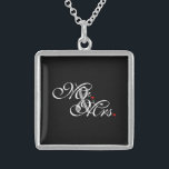 Colar De Prata Esterlina Sr. e Sra. Marido Esposam Sua Nova Semana<br><div class="desc">Um monograma clássico para o Sr. e a Sra. para os recém-casados, casal-mãe ou namorado. Uma ideia perfeita de presente de última hora. O Sr. e a Sra. Marido Esposaram o Seu Recém-Feriado num presente personalizado para vestir ou partilhar. Use o link "Mensagem" para entrar em contato conosco com suas...</div>