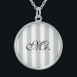 Colar De Prata Esterlina Sr. Marido Preparação Clique para personalizar<br><div class="desc">Certifique-se por favor personalizar a cor para a parte dianteira e a parte traseira dos produtos com dois lados ou elementos múltiplos. Mude facilmente a cor das listras verticais projetam de seu pré-ajuste cinzento e de branco a toda a cor de sua escolha em uma etapa. Apenas clique sobre o...</div>