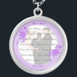 Colar de Prata Redonda Personalizada com Flor Roxo<br><div class="desc">Personalize este bonito colar para ter como favores de casamento na sua recepção de casamento ou para ter um como lembrança do seu dia especial. Este colar é também o presente perfeito para a noiva do chá de panela. Personalize alterando o texto nos campos fornecidos e adicionando sua foto. Você...</div>