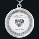 Colar do aniversário de casamento do coração 60th<br><div class="desc">As imagens de um Digitalbcon projetam a caracterização tema de uma cor da prata, da platina e do diamante com uma variedade de imagens, formas, padrões, estilos e pias batismais feitos sob encomenda nesta colar um--um-amável do aniversário de casamento do diamante. Isto faz uma lembrança bonita em honra deste occacion...</div>