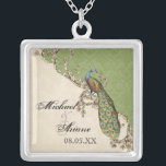 Colar do pavão do vintage & da noiva gravura a<br><div class="desc">Estes pavão do vintage, damasco e design elegantes gravura a água-forte são caracterizados em uma vasta gama de produtos do casamento que incluem convites. Esta colar da lembrança da prata esterlina é perfeita para um presente do chá de panela para a noiva, para os presentes das damas de honra da...</div>
