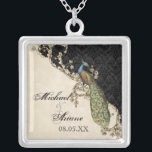 Colar do pavão do vintage & da noiva gravura a<br><div class="desc">Estes pavão do vintage, damasco e design elegantes gravura a água-forte são caracterizados em uma vasta gama de produtos do casamento que incluem convites. Esta colar da lembrança da prata esterlina é perfeita para um presente do chá de panela para a noiva, para os presentes das damas de honra da...</div>