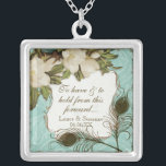 Colar do pavão do vintage & da noiva gravura a<br><div class="desc">O texto lê, "para ter e guardarar deste dia nomes dianteiros, da noiva & do noivo & data do casamento." Estes pavão do vintage, damasco e design elegantes gravura a água-forte são caracterizados em uma vasta gama de produtos do casamento que incluem convites. Esta colar da lembrança da prata esterlina...</div>