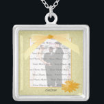 Colar Fotográfico Quadrado de Flor Amarelo<br><div class="desc">Personalize este bonito colar para ter como favores de casamento na sua recepção de casamento ou para ter um como lembrança do seu dia especial. Este colar é também o presente perfeito para a noiva do chá de panela. Personalize adicionando sua foto e alterando o texto nos campos fornecidos. Você...</div>