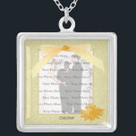 Colar Fotográfico Quadrado de Flor Amarelo<br><div class="desc">Personalize este bonito colar para ter como favores de casamento na sua recepção de casamento ou para ter um como lembrança do seu dia especial. Este colar é também o presente perfeito para a noiva do chá de panela. Personalize adicionando sua foto e alterando o texto nos campos fornecidos. Você...</div>