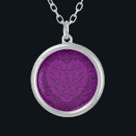 Colar Gótico de Coração Roxo e Negro<br><div class="desc">Nossos lindos nacklacas de casamento gótico de coração roxo e preto são escuros,  mas adoráveis com nosso design de rolagem artístico. Eles foram projetados em uma coleção de vários itens para que todo o seu casamento possa ser coordenado com o mesmo estilo!</div>
